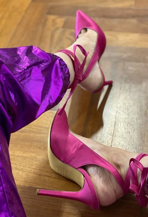 Scarpe a punta con lacci alla caviglia made in italy in raso fucsia